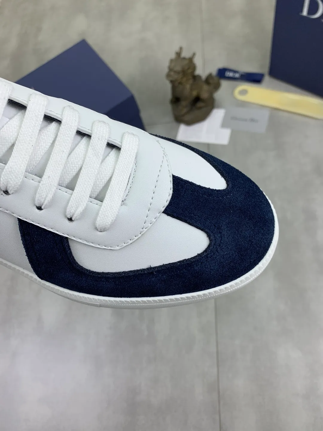 Men's shoes 💰P360 New Dior B01 moral training shoes, white first-layer cowhide, original molded outsole. New to the fall collection, this sneaker marks the return of a Dior classic, reinterpreted in a stylish and elegant silhouette. Crafted from white smooth first-grain cowhide with a tonal silk sheepskin lining, it features the Dior logo on the tongue and inner sides, and a CD icon on the heel. Paired with Tpu anti-slip soles of the same color, it can be matched with various styles to create a sophisticated look.  Code number: 38-44